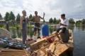 Die Teilnehmenden lachen auf dem Holzboot. | Foto: Hendrik Silbermann (ARTWORKs)