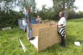 Jugendliche beim Bau einer kleinen Unterkunft aus Upcycling-Materialien. | Foto: Hendrik Silbermann (ARTWORKs)